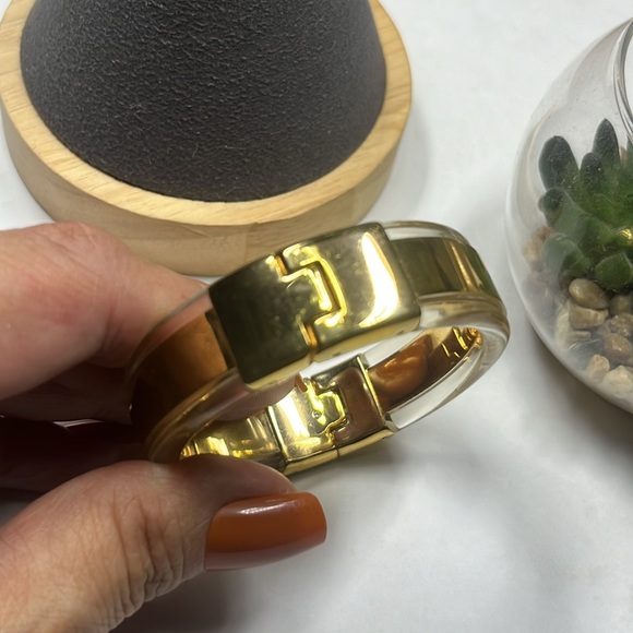 MICHAEL KORS Gold Heritage logo plaque acrylic hinged bracelet - Picture 5 of 11